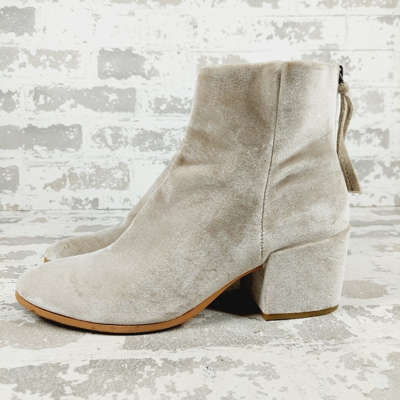 Dolce Vita Mirra Gray Silver Velvet Zip Almond Toe Block Heel Ankle Boots E640 - Picture 1 of 14